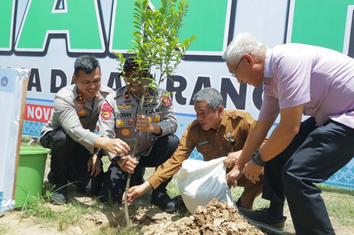 Wakapolda Riau Gandeng Tiga Kampus di Inhu Lakukan Penghijauan di Bantaran Sungai Indragiri