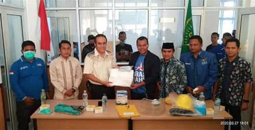 Khawatir dengan Covid 19, Partai Demokrat Serahkan APD ke IDI Rokan Hulu