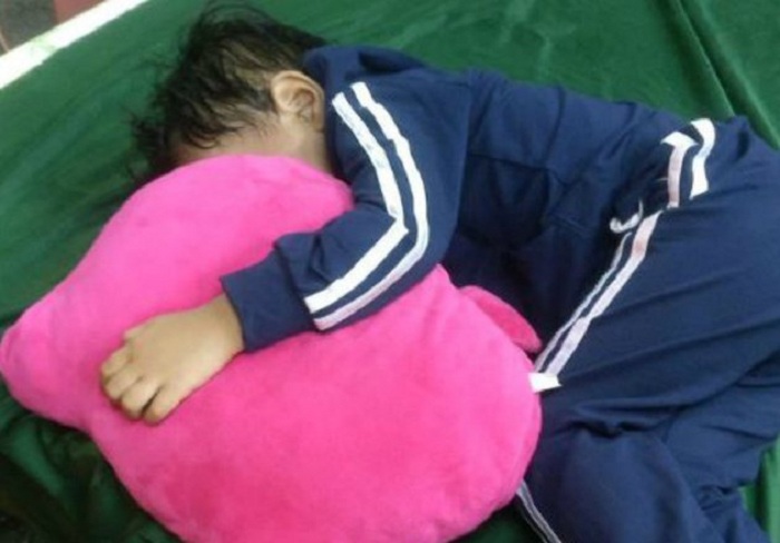 WADUH...Lupa, Orang Tua Tinggalkan Anaknya yang Lagi Tidur di Rumah Makan Ikan Bakar