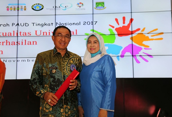 Sukses Kembangkan PAUD, Bupati Inhil Terima Penghargaan Tingkat Nasional
