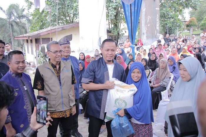 804 Warga Rumbai Timur Terima Bantuan Beras dan Minyak Goreng