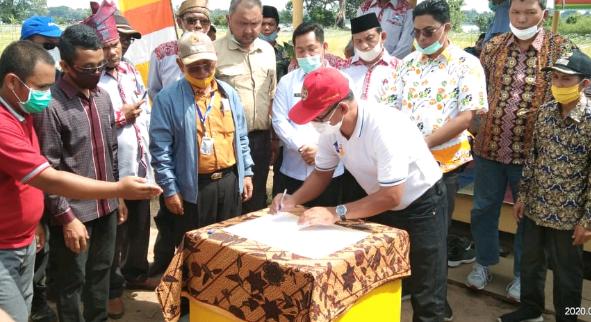 Bupati Pelalawan Hadiri Acara Syukuran Panen Kelompok Tani Lintas Bono Serta Penandatanganan MoU Perawatan Jalan Lintas Bono 