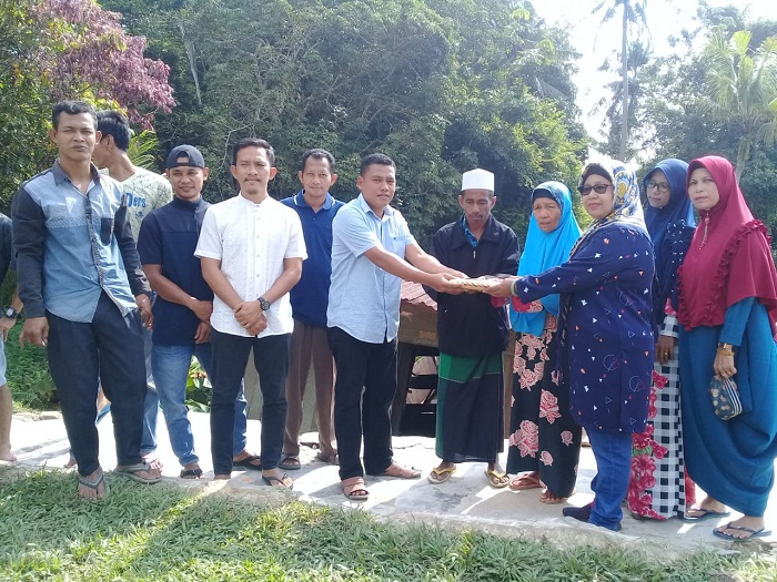 Bersama Lurah, Pemuda Sedinginan Serahkan Bantuan Kepada Korban Longsor