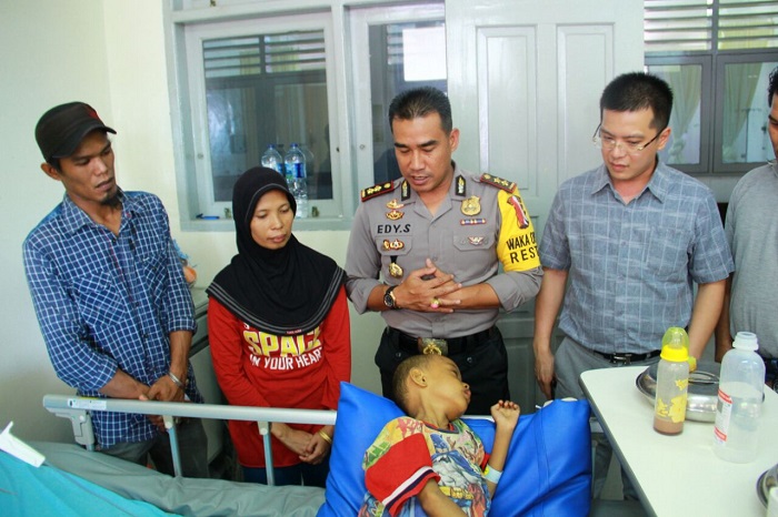 Orang tua M Fazrul Tak Henti Tahan Tangis saat Tim JB Besuk Anaknya di Rumah Sakit