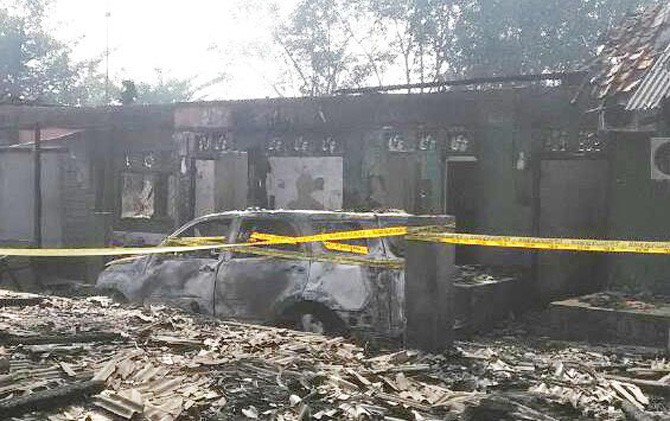 Anak Pukul Tetangga... Ratusan Massa Bakar Rumah Bu Haji, Mobil dan Rp 300 Juta Ikut Hangus