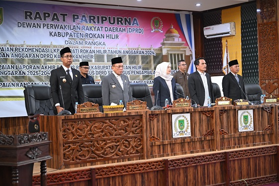 Bupati Rohil Sampaikan LKPJ Tahun 2024 Melalui Rapat Paripurna DPRD