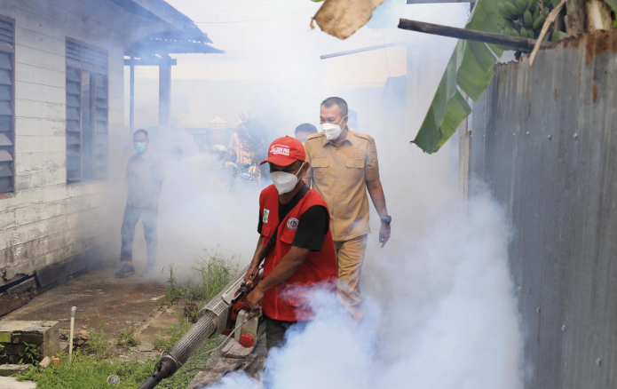 Tanggapi Laporan Warga, Wabup Muzamil Turun Langsung Lakukan Fogging DBD