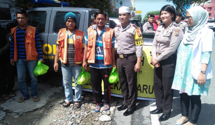 Para Petugas Parkir Ini Ucap Hamdalah Saat Disambangi Tim Jum'at Barokah Polresta Pekanbaru