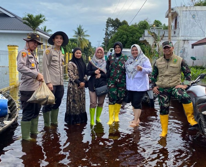 Dua Kecamatan Terendam Banjir, Kapolres Rohil Antarnya  Ratusan Paket Sembako untuk Warga