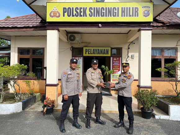 Polsek Singingi Hilir Penyerahan Bibit Pohon Kepada Personel yang Berulang Tahun, Wujud Perhatian dan Dukungan Terhadap Penghijauan