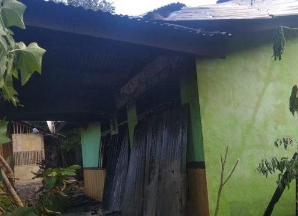 Gila! Pasutri Bertengkar Sambil Bakar Rumah, Suami Tewas Terjebak Api, Istri Dilarikan ke Rumah Sakit