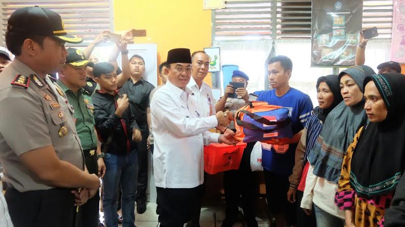 Bupati Tinjau dan Berikan Bantuan Pada Korban Musibah Kebakaran di Tembilahan