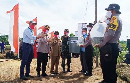 Polda Riau dan RAPP Salurkan 750 Paket Sembako kepada Masyarakat Pelalawan