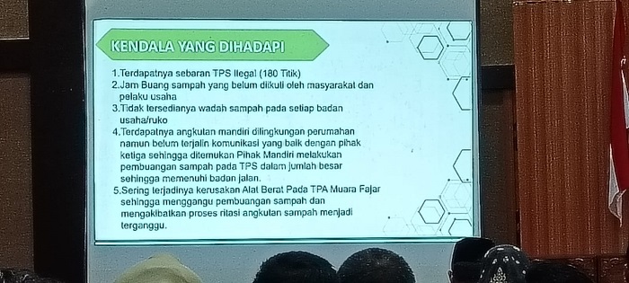 Sampah Masih Berserakan, Markarius Tagih  Progres Kerja  PT EPP