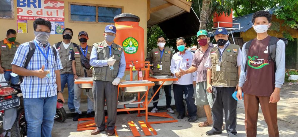 Unri Serahkan Dua Unit Handwasher Station di Pasar Tradisional Pekanbaru