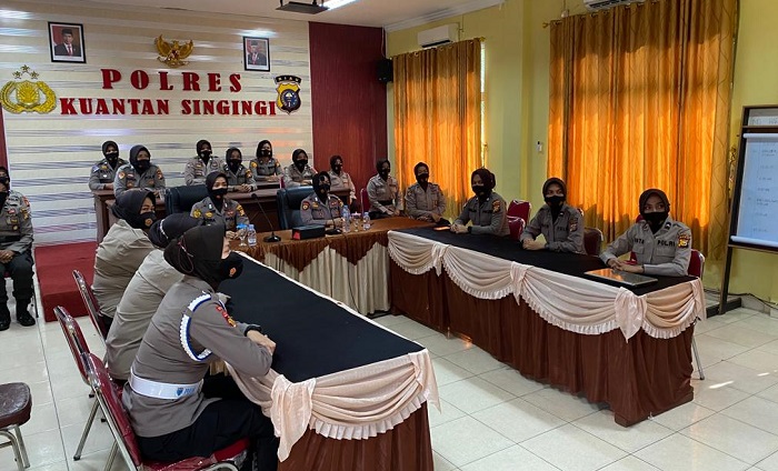 Polwan Polres Kuansing Ikut Rapat Paripurna Serah Terima Ibu Asuh Polwan Polda Riau secara Daring
