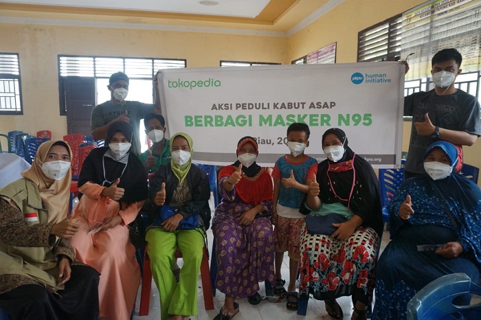 Peduli Kabut Asap Riau, Tokopedia bersama Human Initiative Riau  Bagikan 3.000 Masker N95