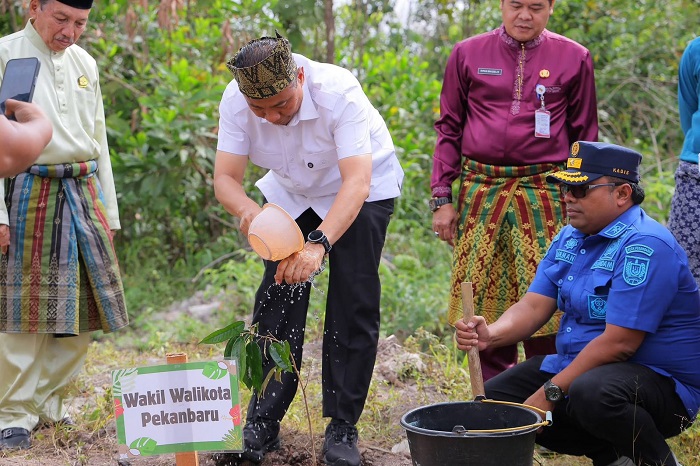 Wawako Markarius Launching Penanaman Pohon di SMPN 44