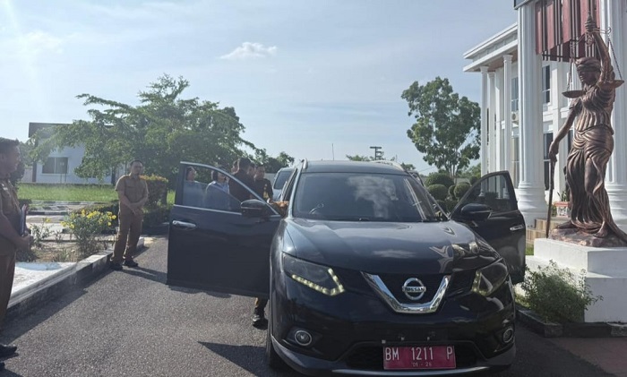 Kejari Rokan Hilir  Berhasil Tarik Dua Mobil Dinas Mewad dari Mantan Pejabat Daerah