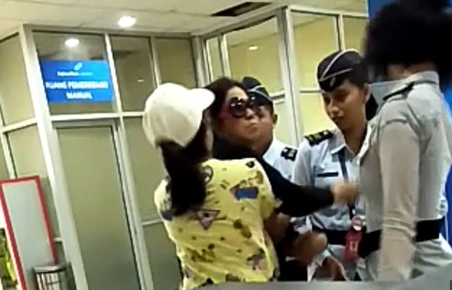Tak Mau Lepas Jam Tangan, PLAKKK... Istri Jendral Tempeleng Petugas Bandara