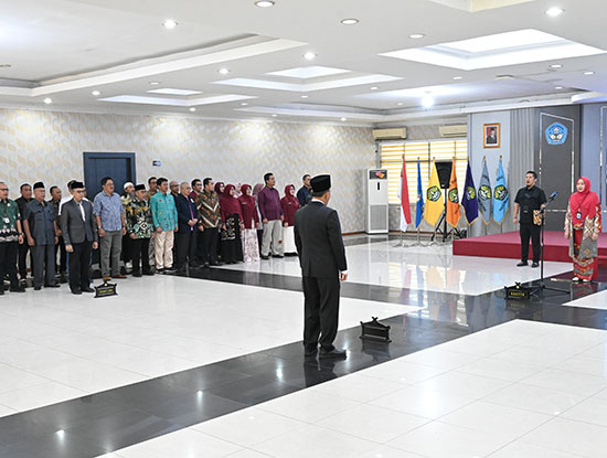 Rektor Unri Lantik Prof Ahmad Fadli sebagai Dekan Fakultas Teknik Periode 2025-2029