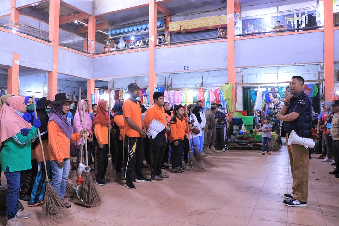 Pj Sekdako Pekanbaru Goro Bersama Masyarakat di Pasar Sail