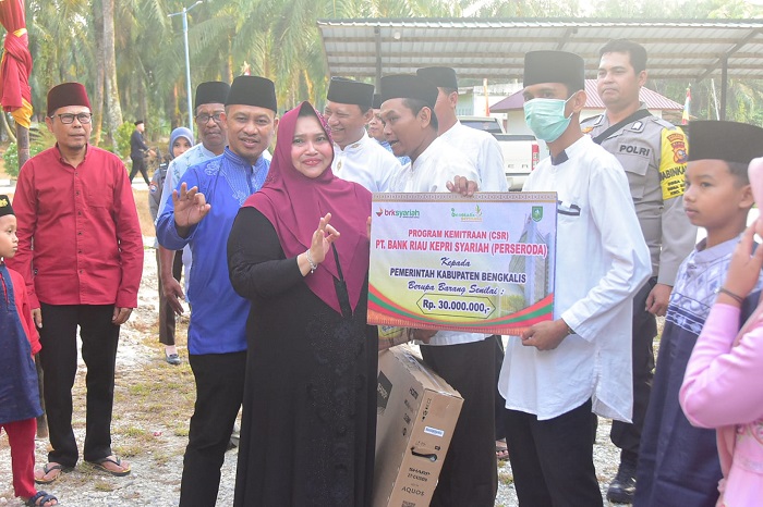 Bupati Kasmarni Serahkan Bantuan Kepada Masjid, Anak Yatim dan Dhuafa