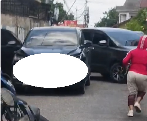 Dor...Dor... Polisi Gelandang Dua Pemuda  Gunakan Mobil Jazz Biru di Lampu Merah  Kelapa Sawit-Harapan Raya