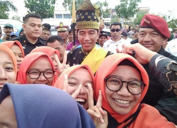 HAHAHA... Foto Bareng Jokowi, Para Pelajar di Riau Malah Acungkan Dua Jari