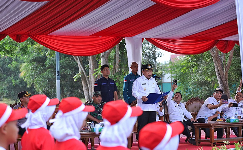 Wabup Siak Lepas Lomba Gerak Jalan Beregu antar Pelajar