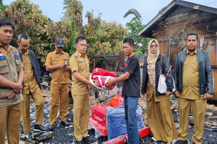Plt Bupati H. Asmar Serahkan Bantuan untuk Korban Kebakaran di Selatpanjang