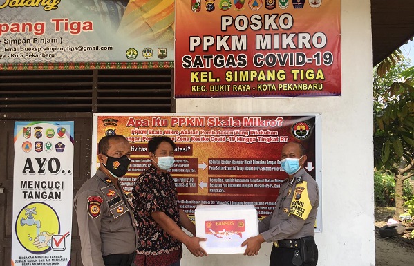 Polsek Bukitraya Bagikan Bansos Kapolda Riau Ringankan Beban Ekonomi Masyarakat di Tengah Pandemi