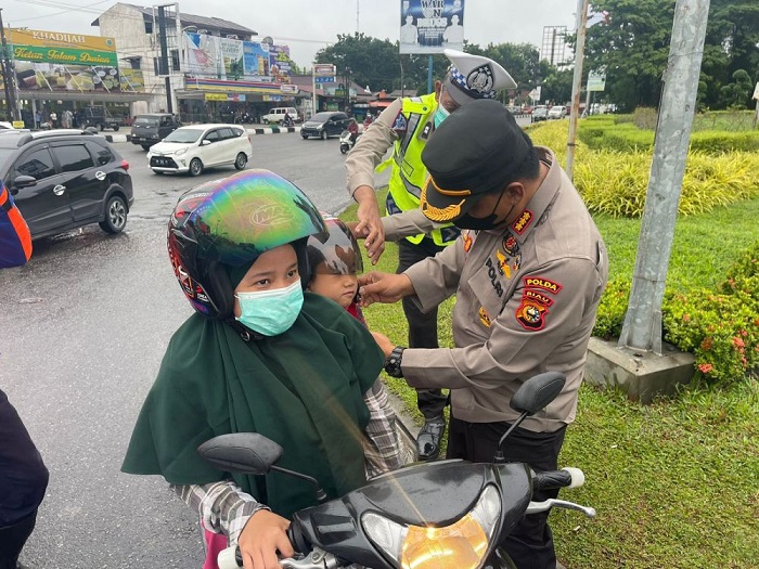 Mantap Jiwa! Satlantas Polresta Pekanbaru Kembali Bagikan Helm Gratis