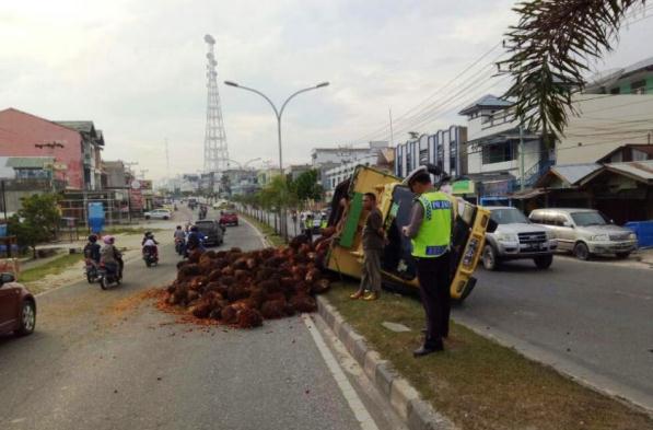 PECAH BAN...Truk Sawit Ini Tumbang di Jalan Hangtuah Duri