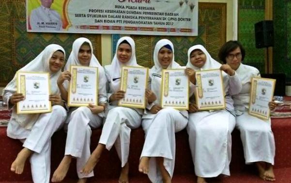 Dokter dan Bidan Cantik di Pelalawan Ini Begitu Senang Terima SK CPNS dari Bupati HM Harris
