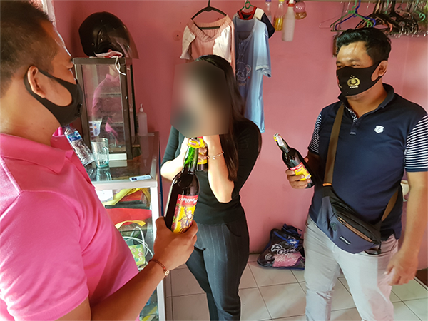 Duh, Wanita Cantik Ini Diciduk Polisi karena Jual Minuman Terlarang