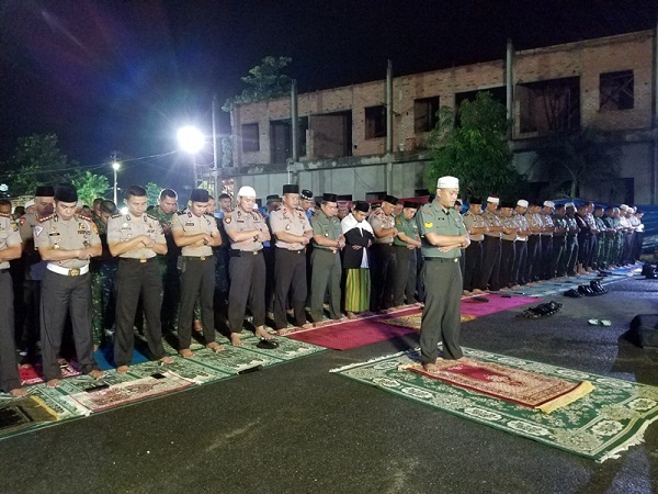 Korem 031-Wirabima dan Polda Riau Gelar Shalat Subuh Berjamaah