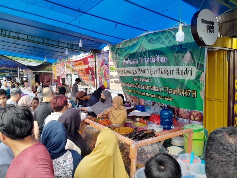 Fenomena War Takjil di WR Supratman: Warga Pekanbaru Rela Antre Demi Menu Incaran