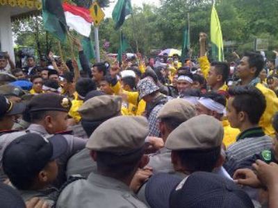 Demo di Wali Kota, Mahasiswa Universitas Lancang Kuning dan Satpol PP Terlibat Baku Pukul