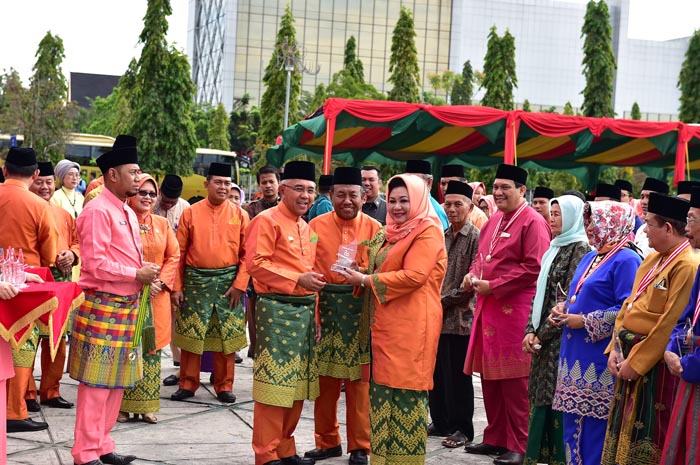 HUT Riau ke-60, Gubri Berikan Penghargaan kepada Tokoh dan Pejuang Daerah