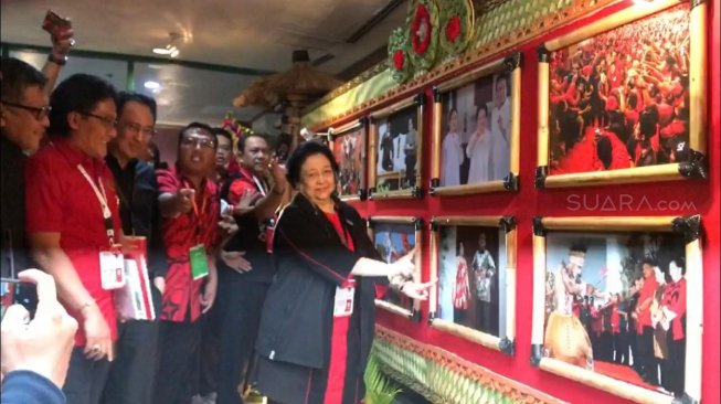 Tertawa Lepas saat Lihat Foto Prabowo Pegang Perut, Megawati: Saya Senang...
