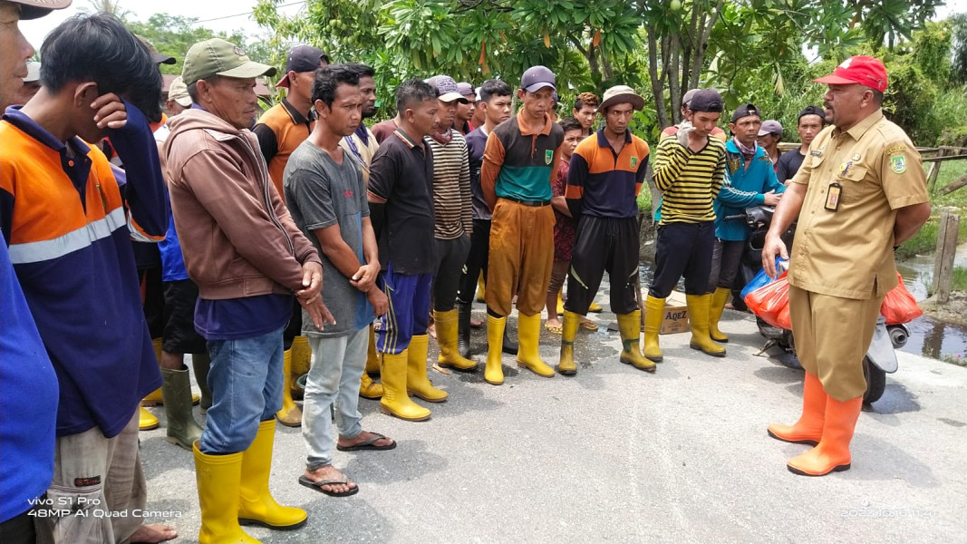 Atasi Banjir di Jalan Pelabuhan Baru Dan Nelayan, DLH Rohil Turunkan 60 Petugas