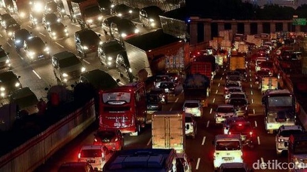 Arus Balik Ramai Jelang Tengah Malam Tadi, Tol Cikampek Arah Jakarta Padat Hingga 3 Kilometer