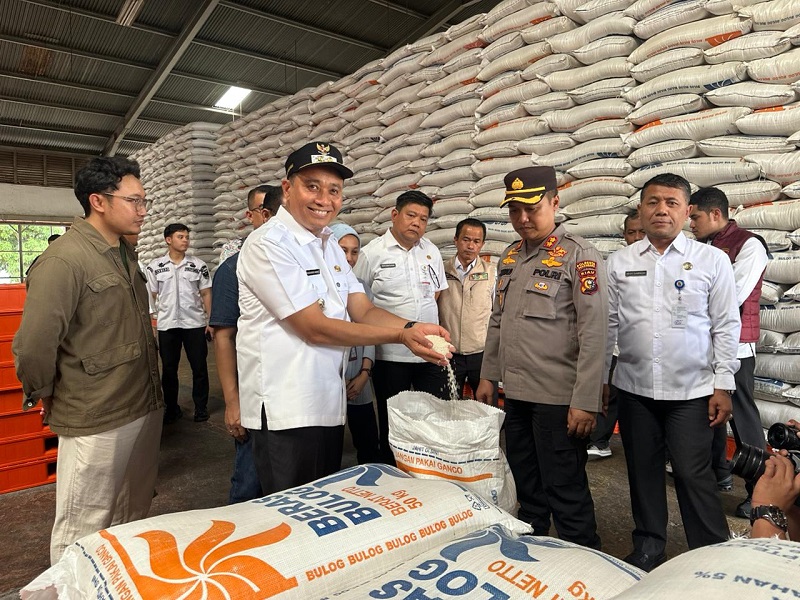 Wawako Markarius Sidak Ketersediaan dan Komoditas Pangan di Pasar Cik Puan dan Gudang Bulog