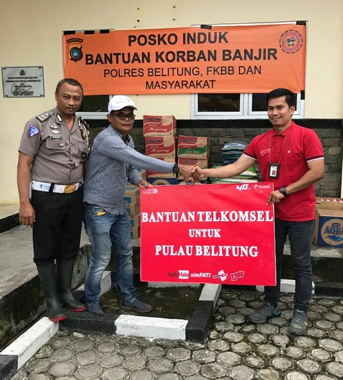 Layanan Berfungsi Normal Pasca Banjir, Telkomsel Serahkan Bantuan di Belitung