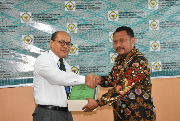 Didampingi Ketua DPRD Kampar, Wabup Serahkan Laporan Keuangan ke BPK Perwakilan Riau
