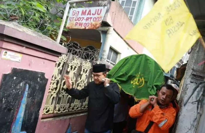 Salut! Tak Hanya Takziah, Anies Juga Gotong Keranda Jenazah Penyapu Jalan Korban Tabrak Lari 