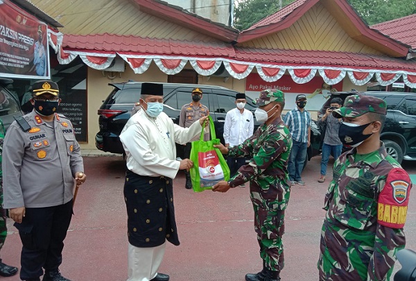 Bupati Alfedri Bersama Kapolres Siak Lepas Distribusi Bansos TNI-Polri di Tualang 