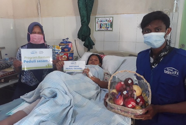 Bantuan Peduli Sesama Rumah Yatim untuk Mutiara, Korban Kecelakaan Lalu Lintas Riau