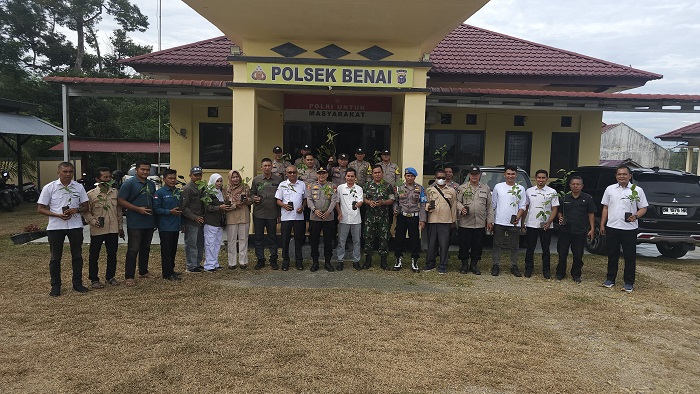 Kapolsek Benai Lakukan Penanaman Pohon Serentak  di Mapolsek Benai